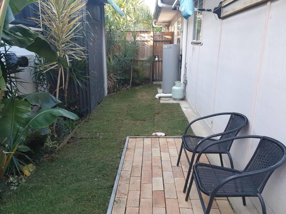 Pet Friendly & Spacious Two Bedroom Guest Unit Caloundra Bagian luar foto